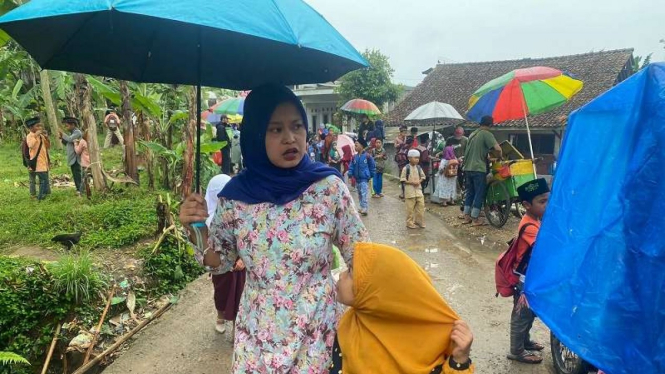 Aktivitas warga di kampung janda, di Desa Ciburayut, Kecamatan Cigombong, Bogor