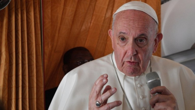 Paus Fransiskus berbicara kepada wartawan dalam penerbagan dari Slowakia ke Italia. BBC Indonesia