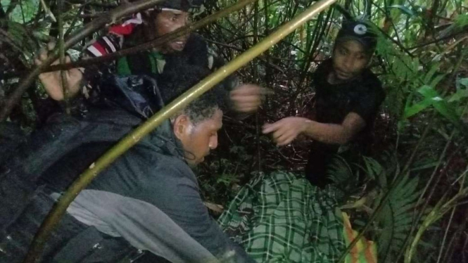 Gabungan TNI-Polri Evakuasi Nakes Dari Dalam Jurang di Distrik Kwirok, Papua