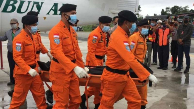 Tim SAR Timika menurunkan jenazah tiga awak pesawat Rumbun Air PK OTW dari dalam pesawat ke mobil ambulans untuk dibawa ke RSUD Mimika, Kamis, 16 September 2021.