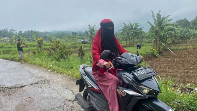 Wanita bercadar melintas di Kampung Panyarang yang dijuluki kampung janda
