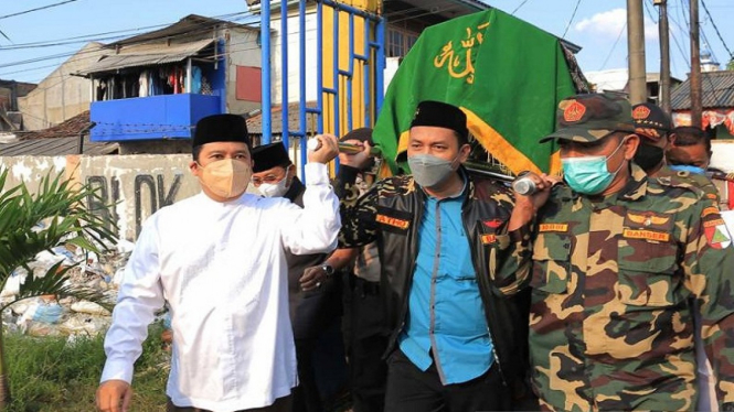 Wali Kota Tangerang Arief R Wismansyah mengusung keranda KH Edi Junaedi Nawawi 
