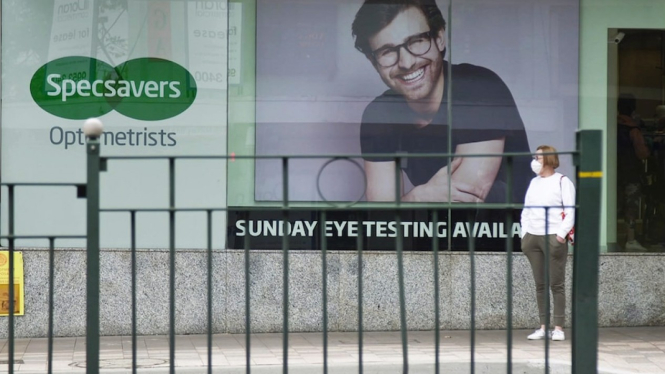 Jaringan toko kacamata Specsavers dan Luxottica yang memiliki OPSM dan Sunglass Hut, termasuk sebagai penerima tunjangan gaji JobKeeper dari Pemerintah Australia. (ABC News)