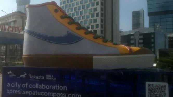 Instalasi sepatu raksasa di tengah Kota Jakarta