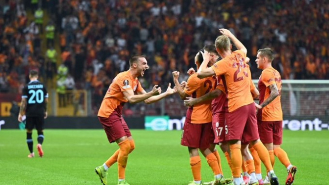 Pemain Galatasaray merayakan gol