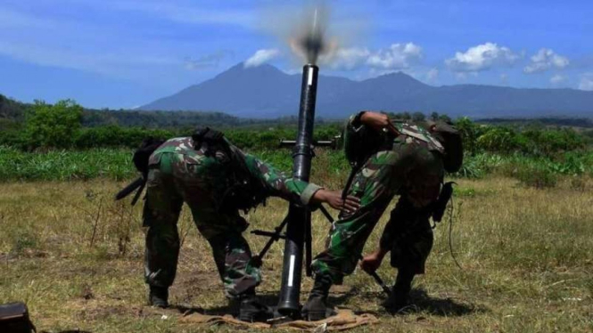 VIVA Militer: Pasukan Yonif 5 Marinir/Gurita Cakti menembakkan mortir