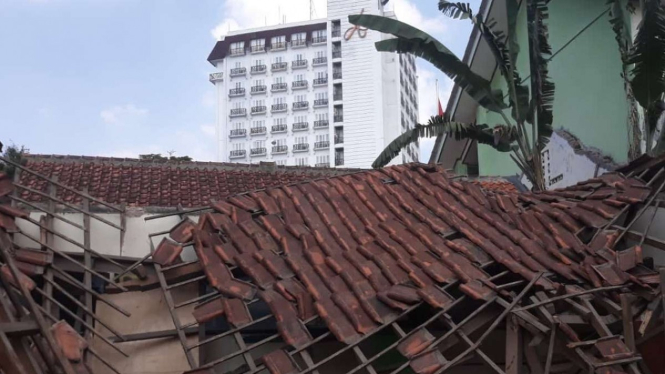 Atap bangunan SD Negeri Otista, di Kecamatan Bogor Timur, ambruk.