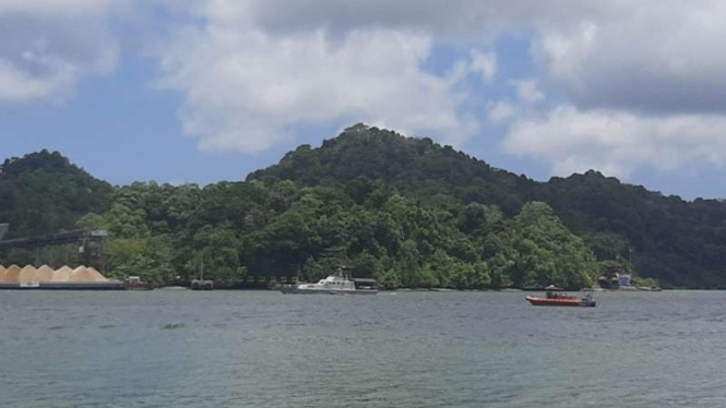 Petugas gabungan menyisir lokasi tenggelamnya kapal Pengayoman IV di perairan Pulau Nusakambangan (Segara Anakan), Kabupaten Cilacap, Jawa Tengah, Jumat, 17 September 2021.