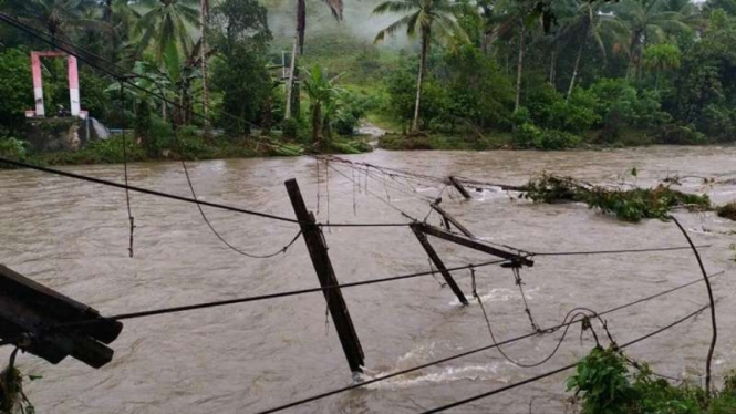 Hujan lebat dengan intensitas tinggi mengakibatkan kerusakan infrastruktur pada dua kecamatan di Kabupaten Buru, Maluku, dan lebih dari 300 kepala diungsikan diungsikan, Jumat, 17 September 2021.