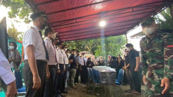Penyerahan jenazah Capt Mirza korban kecelakaan Rimbun Air di Kota Bogor