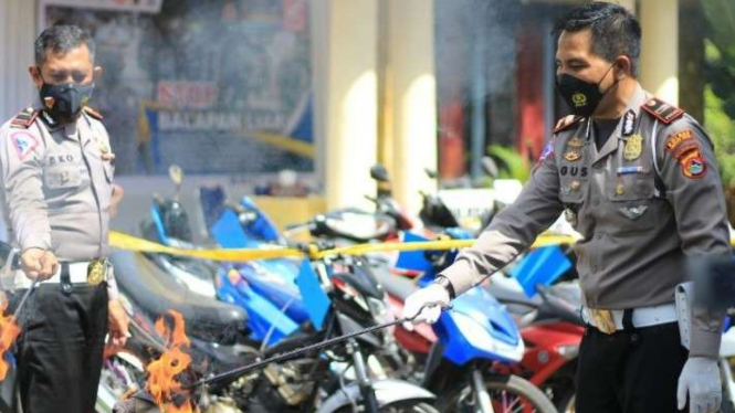 Polres Lombok Barat bakar sepeda motor bodong.