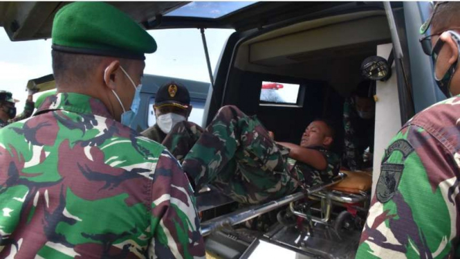 VIVA Militer: Prajurit TNI AD yang jadi korban penyerangan OPM dievakuasi 