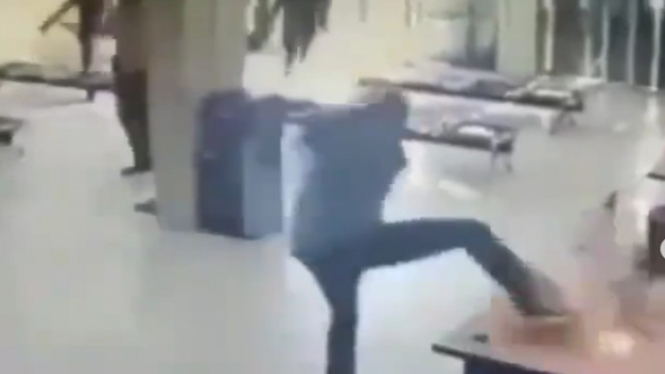 Viral Video Penyerangan Brutal Kantor Adira Finance Karawang (Instagram/lintas.patroli)