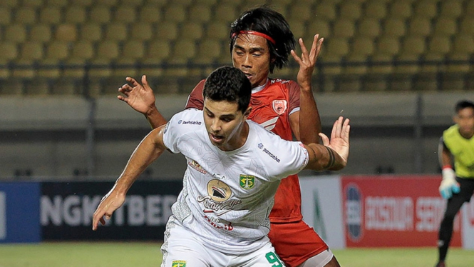 Pertandingan PSM Makassar vs Persebaya Surabaya