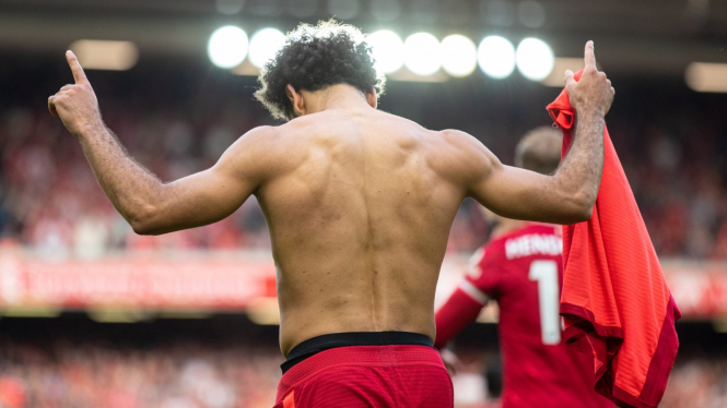 Penyerang Liverpool, Mohamed Salah merayakan gol