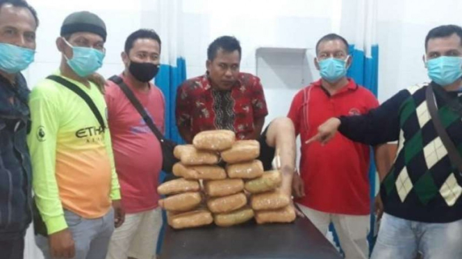 Petugas bersama tersangka Musyafar alias Syafar (40 tahun) beserta berang bukti 14,2 kilogram ganja.