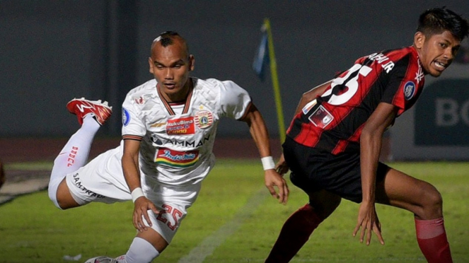 Riko Simanjuntak dalam pertandingan Persipura vs Persija