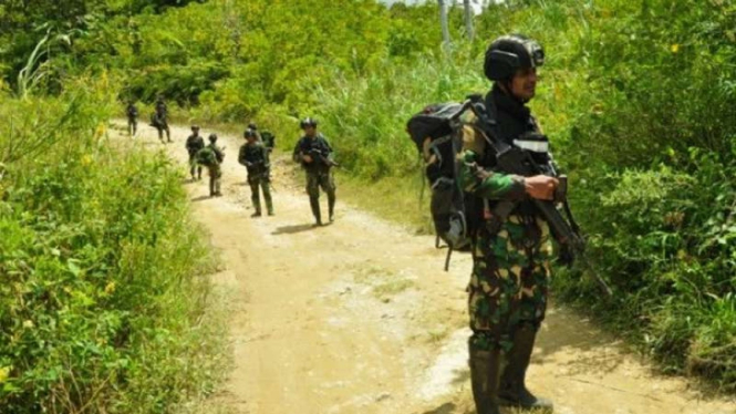 Sejumlah prajurit TNI AD memburu kelompok Mujahidin Indonesia Timur (MIT) di Desa Lembangtongoa, Kabupaten Sigi, Sulawesi Tengah, Selasa, 1 Desember 2020.