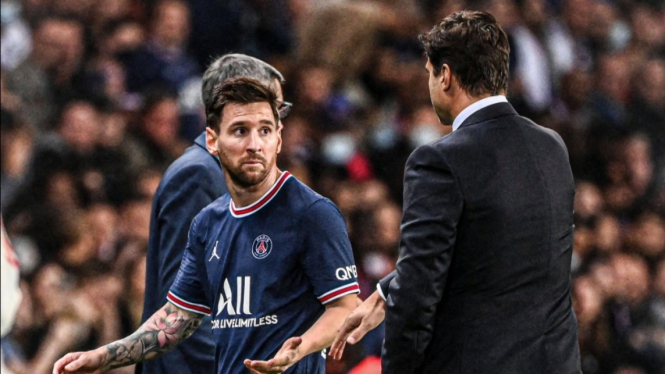 Bintang PSG, Lionel Messi saat menolak jabat tangan dengan Mauricio Pochettino. 