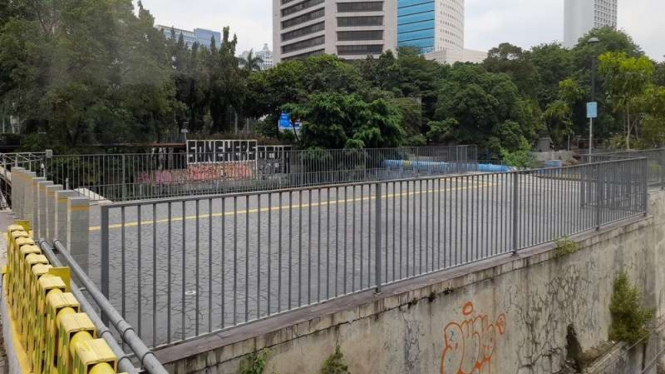 Bekas tugu sepatu raksasa di Jalan Jenderal Sudirman