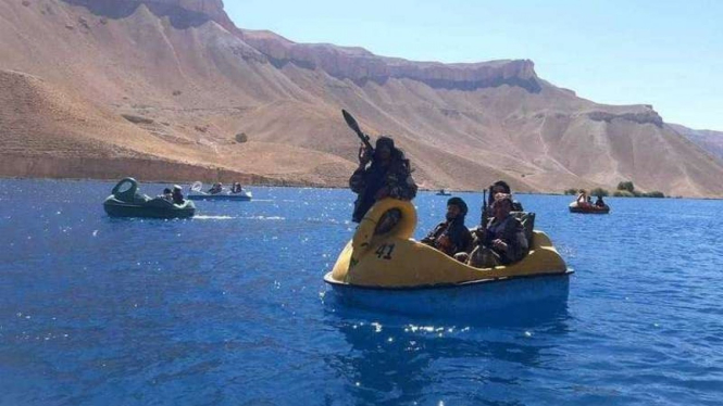 Beredar foto Taliban naik perahu bebek di Danau Band e-Amir Afghanistan
