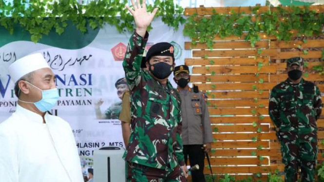 VIVA Militer: Panglima TNI tinjau vaksinasi di Ponpes Yajri Payaman, Magelang