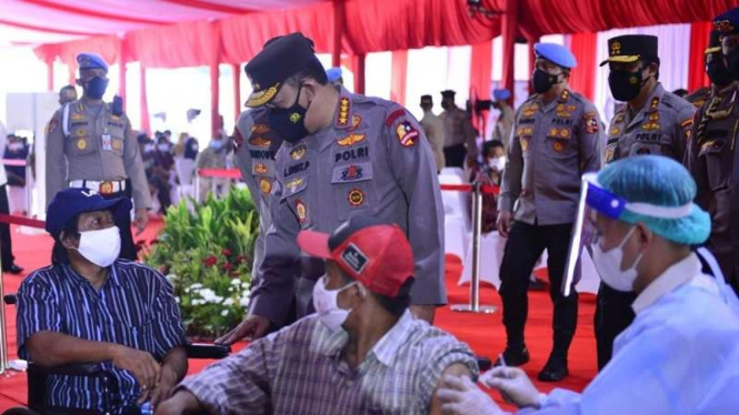 Kapolri Jenderal Listyo Sigit Prabowo meninjau vaksinasi COVID-19