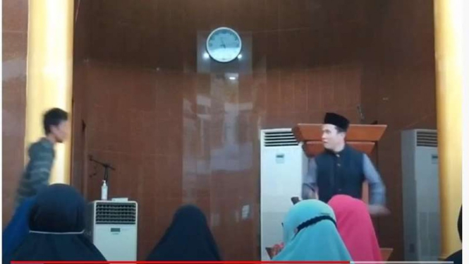 Tangkapan layar rekaman video yang memperlihatkan seorang ustaz bernama Abu Syahid Chaniago diserang oleh orang tak dikenal saat berceramah di Masjid Baitus Syakur, Batam, Kepulauan Riau.