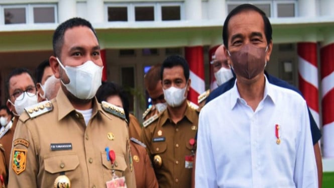 Bupati Pakpak Bharat Franc Bernhard Tumanggor bersama Presiden Jokowi