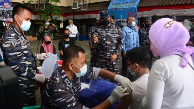 VIVA Militer: Danpushidrosal tinjau serbuan vaksinasi di SMPN 53 Jakarta Utara
