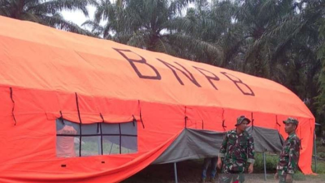 Pemerintah Kabupaten Mukomuko mendirikan tenda untuk pengungsi banjir di Desa Rawa Mulya.