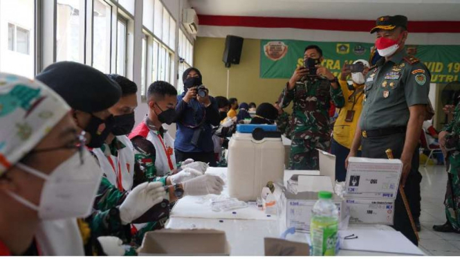 VIVA Militer: Danrem 061/SK tinjau serbuan vaksinasi di Gunung Putri, Bogor