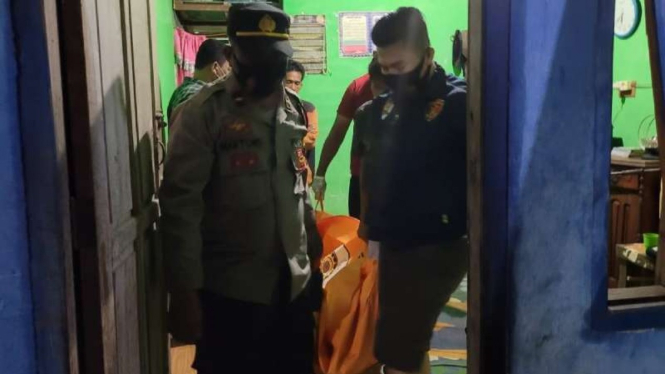 Korban penusukan adik kandung hingga tewas di Plaju dibawa polisi