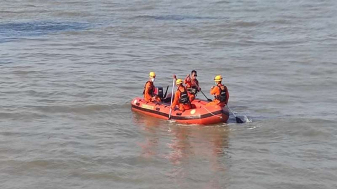 Tim SAR melakukan pencarian korban kapal terbalik di perairan Pelabuhan Mentok