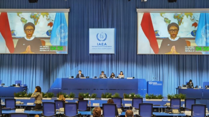 Menlu Retno Marsudi berbicara dalam pertemuan General Conference ke-65 Badan Energi Atom Dunia.