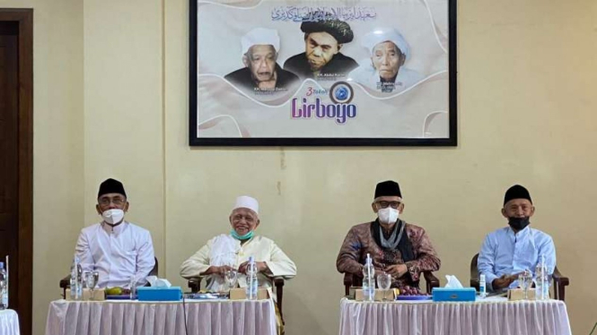 Rais Aam Miftachul Akhyar (kedua dari kanan) dan Katib Aam Yahya Cholil Staquf (paling kiri) Pengurus Besar NU bersilaturahmi dengan kiai sepuh di Pesantren Lirboyo, Kediri, Jawa Timur, Senin, 20 September 2021.