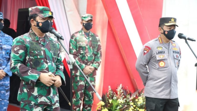 Kapolri, Jenderal Pol Listyo Sigit Prabowo (kanan)