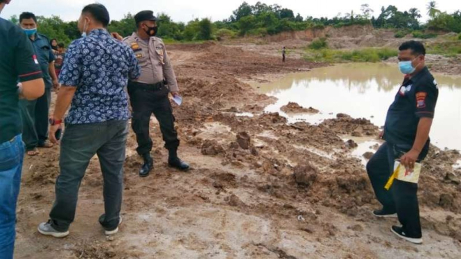 Polisi saat melakukan olah TKP.