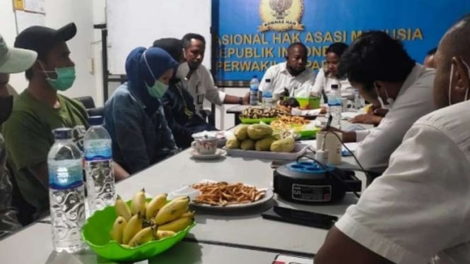Kepala Kantor Komnas HAM Perwakilan Papua Frits B. Ramandey menerima pengaduan tenaga kesehatan korban kekerasan KKB di Kiwirok, Pegunungan Bintang, di Kantor Komnas HAM Papua, Jayapura, Selasa, 21 September 2021.