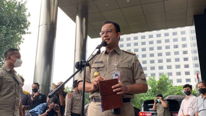 Gubernur DKI Jakarta Anies Baswedan usai menjalani pemeriksaan di KPK