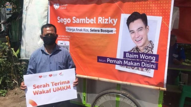 Seorang pedagang kaki lima di Bandung menerima bantuan gerobak usaha untuk berjualan lagi setelah sempat berhenti berdagang akibat pandemi COVID-19.
