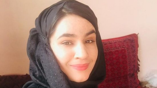 Ayesha Khan mengaku terpaksa meninggalkan Afghanistan `karena saya seorang perempuan dan penyanyi`. BBC Indonesia
