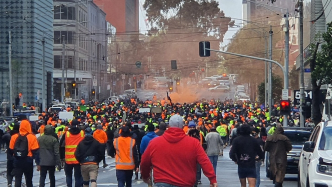 Ratusan pengunjuk rasa menolak vaksin memenuhi pusat kota Melbourne Selasa (21/09). (Supplied: Joe B)