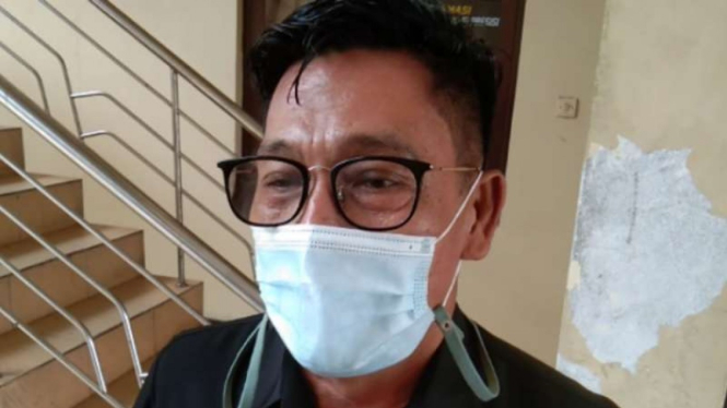 Kepala Subbidang Penerangan Masyarakat Polda Sulawesi Utara Kompol Dolfi Kumaseh saat diwawancara mengenai operasi tangkap tangan yang menangkap Bupati Kolaka Timur Andi Mery Nur, Rabu, 22 September 2021.