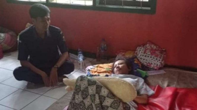 Lesi Kulsum (30 tahun), pekerja migran asal Cianjur, Jawa Barat, hanya bisa terbaring di atas kasur karena mengalami lumpuh dan hilang ingatan saat hendak bekerja di Dubai.