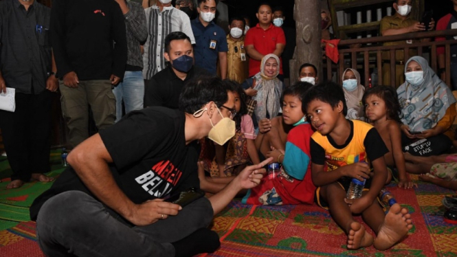 Mendikbudristek, Nadiem Makarim mengajari Anak Suku Dalam Jambi di Tengah Hutan.