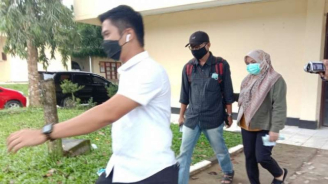 Bupati Kolaka Timur Andi Merya Nur saat keluar dari gedung Direktorat Reserse Kriminal Khusus Polda Sulawesi Tenggara di Kendari usai diperiksa oleh KPK, Rabu, 22 September 2021.