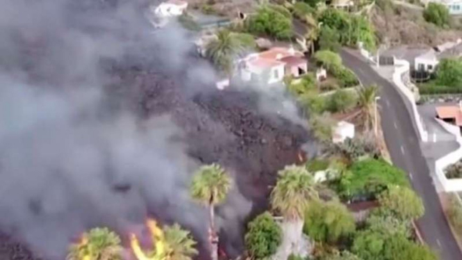 Penampakan erupsi gunung api di pulau La Palma, Spanyol