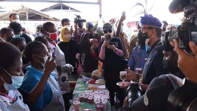 Menparekraf Sandiaga Uno berbincang dengan penjual es krim sagu di Papua