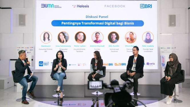 Diskusi Panel Pentingnya Transformasi Digital bagi Bisnis